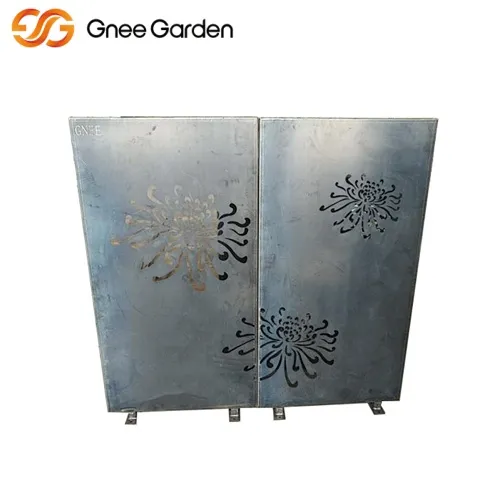 Sgrin gardd corten gyda motiffau chrysanthemum
